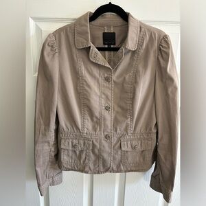 Limited women’s Jacket.  Button closure Front packets
